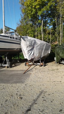 Gut geschützt im Winterlager und dank der durchsichtigen Plane funktioniert auch der Solarlüfter.