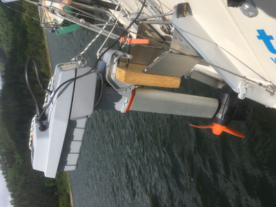 IMG_20220514_122733.JPG (2.47 MiB) 17561 mal betrachtet Hier seht Ihr, dass ich das Motorbrett mittels Vierkantrohr 80x10 etwas vom Heck abrücke. Gleichzeitig mittels des Gehrungsschnitts etwas nach oben. Im Moment habe ich auch das Motorbrett noch etwas nach oben verlängert.