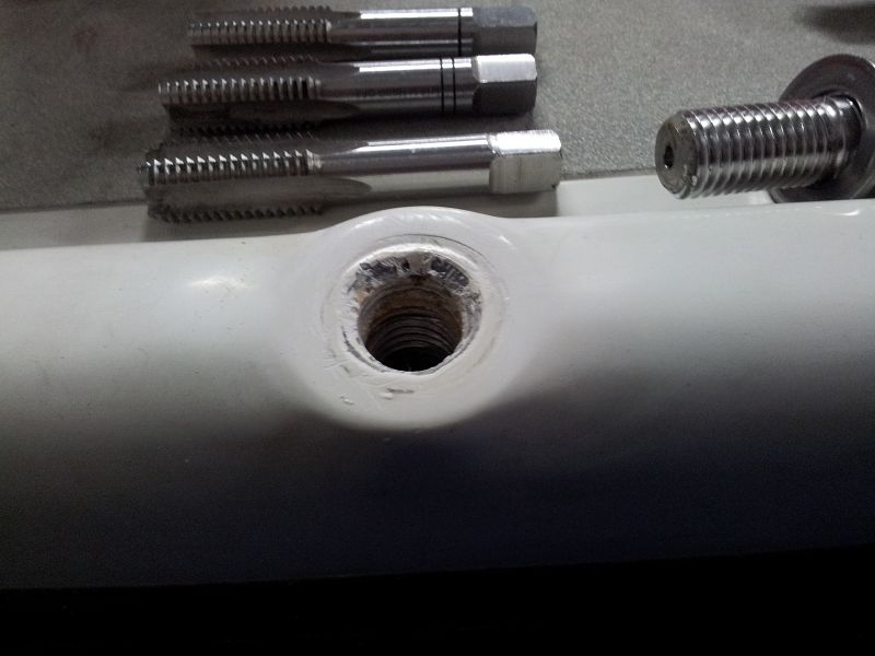 Gewinde Relingsbolzen nachschneiden.jpg